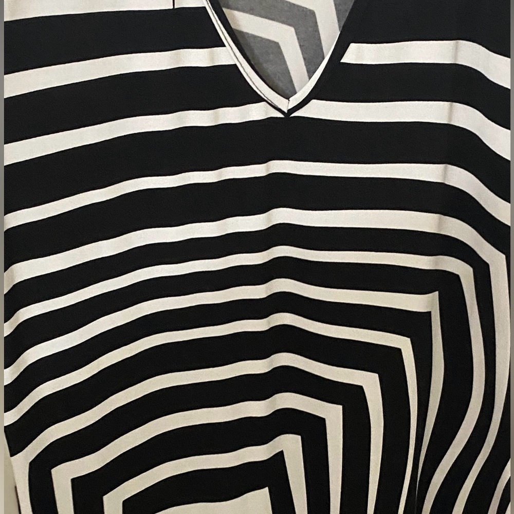 Fashion to Figure Black and White Geometric V‑Neck Midi Dress - Picture 6 of 7